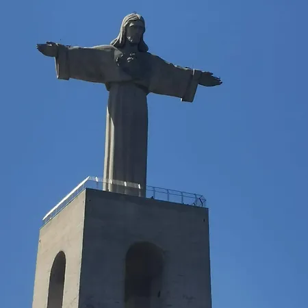 Cozy In W Swing Chairs شقة ألمادا